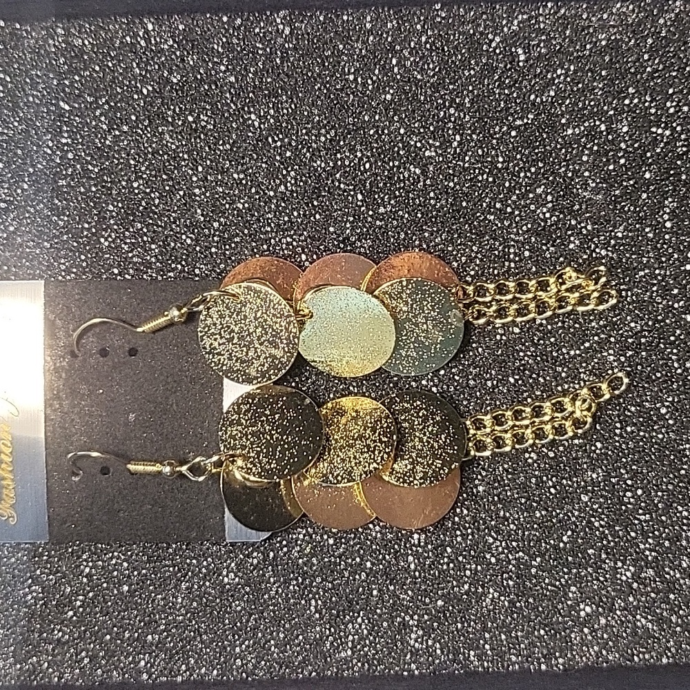 Texture gold dangle earrings.